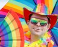 Bild: Thomas Banneyer/dpa
In Regenbogen-Farben nimmt Martin an der Parade zum Christopher Street Day in Köln teil.