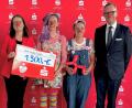 Bild: Sparkasse Amberg-Sulzbach
Die Gute Laune Clowns mit Vorstandsvorsitzendem Thomas Pickel (rechts), Julia Jakuttis alias Rosa Würschtel, Judith Gleixner alias Coco Schlupfhupf und Vorstandsmitglied Sonja Kalb (links).