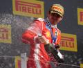 Bild: Jacob King/PA Wire/dpa
Charles Leclerc verspritzt den Sieger-Schampus.