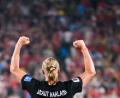 Bild: Tom Weller/dpa
Torjubel mit neuem Schriftzug auf dem Trikot: Erling Braut Haaland. (Archivbild)