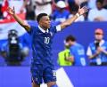Bild: Tom Weller/dpa
Am Ende der lachende Gewinner: Kylian Mbappé.