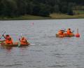 Bild: Elfriede Weiß
Paddelspaß am Eixendorfer Stausee: Jeweils zwei Teams rudern gegeneinander um die Boje herum und zurück zum Ufer.