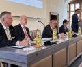 Bild: Marianne Moosburger
In der ersten Gesprächsrunde diskutierten Johannes Singhammer, Bundesvizepräsident a. D., Dr. Egils Levits aus Lettland, Oberrabbiner Pinchas Goldschmidt, Bundestagsmitglied Susanne Hierl (von links) diskutierten "Die Religionsfreiheit als Wertegrundlage des demokratischen Verfassungsstaates“. Am Pult spricht Morderator Notar Dr. Lovro Tomasic