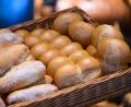 Bild: Robert Michael/dpa
Frische Brötchen gibt es auch sonntags - dann dürfen Bäckereibeschäftigte bislang aber nur drei Stunden arbeiten.