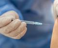 Symbolbild: Nicolas Armer/dpa
Vom 3. bis zum 12. Juli 2026 finden in Bayern die Impfwochen statt. Im Fokus steht die HPV-Impfung. Eine Impfung kann das Risiko für Erkrankungen wie Gebärmutterhalskrebs senken.