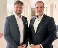 Bild: Gabi Schönberger
Die beiden neuen an der Spitze der Kliniken Nordoberpfalz AG: Vorstand Ralph Junghans (rechts) und Klinikdirektor Tim Egger.