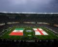 Bild: Fernando Llano/AP/dpa
Das WM-Spiel begann mit Verzögerung wegen des schlechten Wetters.