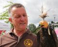 Bild: Konrad Rosner
Eckhard Mickisch mit seinem Gerfalken, namens Karin.