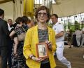 Bild: Anne Pollmann/dpa
Zu ihrer Einbürgerunszeremonie bringt Carolyn Oliner ein Bild ihrer Großeltern mit, denen 1941 formell die Staatsangehörigkeit aberkannt wurde. Beide werden später in Auschwitz ermordet.