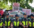Bild: Kenosis Yap/ZUMA Press Wire/dpa
Tausende Polizisten sorgten zum Auftakt des Verfahrens für Sicherheit.