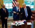 Bild: Evan Vucci/AP/dpa
Wie groß ist Donald Trumps Einfluss auf die FIFA und ihren Chef Gianni Infantino (M)? (Archivbild)