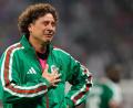 Bild: Natacha Pisarenko/AP/dpa
Das Ende seiner Karriere: Mexikos Torhüter Guillermo Ochoa nimmt Abschied mit Tränen.
