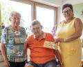 Bild: Thomas Graml, Stadt Amberg
Ambergs Zweite Bürgermeisterin Birgit Fruth (rechts) gratuliert dem Ehepaar Regina und Erich Gnahn zur Eisernen Hochzeit.