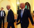 Bild: Maja Hitij/Getty Images Europe Pool/dpa
DFB-Präsident Bernd Neuendorf (2.v.r.) fordert Aufklärung von FIFA-Boss Gianni Infantino (r.). (Archivbild)