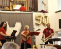 Bild: Reinhard Kreuzer
Die Band „Ephesus“ gestaltete den Gottesdienst zum 50-jährigen Jubiläum der Martin-Luther-Kirche in Neustadt/WN musikalisch mit.