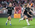Bild: Soeren Stache/dpa
Pernille Harder (l) und die Bayern-Frauen siegten in der vergangenen Spielzeit mit 3:2 in Berlin. (Archivbild)