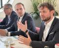 Bild: Gabi Schönberger
Klinikvorstand Ralph Junghans (Mitte) mit Klinikdirektor Tim Egger (rechts) und Sprecher Friedrich Peterhans.