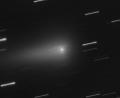 Bild: O. Hainaut/ESO/dpa
In der Mitte ist der Komet 3I/Atlas zu sehen. Die Sterne im Hintergrund erscheinen als Lichtspuren, weil die Aufnahme aus mehreren nacheinander aufgenommen Einzelbildern zusammengesetzt wurde.