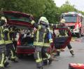 Bild: Helmut Kunz
Ein Trümmerfeld vor dem Alten Rathaus. BRK und Feuerwehr führen vor, wie ein Unfallopfer aus einem Pkw gerettet wird.