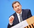 Bild: Michael Kappeler/dpa
Hat auch eine Meinung zur umstrittenen FIFA-Entscheidung: Lars Klingbeil.