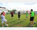 Bild: Hans Prem
DJK-Trainer Günter Christian (Mitte) erklärt den Kickern zunächst die wichtigsten Regeln bei Walking Football.