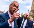 Bild: Jordan Pettitt/PA Wire/dpa
Der Chef der rechtspopulistischen Partei Reform UK legt sein Mandat nieder. (Archivbild)