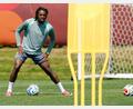 Bild: Peter Klaunzer/Keystone/dpa
Manzambi musste einen Tag vor dem WM-Achtelfinale gegen Kolumbien das Training abbrechen.