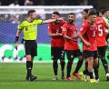 Bild: Tom Weller/dpa
Die ägyptischen Spieler waren verärgert über Schiedsrichter Francois Letexier.