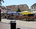 Bild: Martin Franitza
Pflaster und Beton, aber kein natürlicher Schatten: Am Altstadtfest-Samstag um 15 Uhr war der Luitpoldplatz zwar voll bestuhlt, aber trotzdem menschenleer – die Hitze in der Innenstadt war unerträglich.