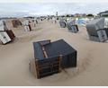 Bild: Bernd Wüstneck/dpa
In Schieflage: Stürmisches Wetter an der Ostsee