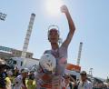 Bild: Stephanie Lecocq/Pool Reuters/AP/dpa
Rad-Superstar Tadej Pogacar hievt Isaac del Toro in die Höhe.