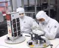 Bild: Karl-Josef Hildenbrand/dpa
Die Arbeit an den kleinen Satelliten ist äußerst kompliziert. (Archivbild)