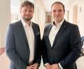 Bild: Gabi Schönberger
Die beiden neuen an der Spitze der Kliniken Nordoberpfalz AG: Vorstand Ralph Junghans (rechts) und Klinikdirektor Tim Egger.