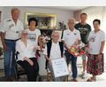 Bild: Hans Prem
Nur wenige Menschen können auf 80 Jahre Vereinszugehörigkeit zurückblicken. Oskar Schwarz (sitzend Mitte) kann es. Die Führungsriege des ASV Neustadt/WN besuchte ihn und Ehefrau Vera (Zweite von links sitzend). Zum Dank erhielt er eine Urkunde und einen Geschenkkorb.
