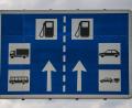 Bild: Jan Woitas/dpa
Tanken an Autobahntankstellen ist in den meisten Fällen deutlich teurer als an Straßentankstellen in der Nähe.