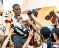 Bild: Daniel Löb/dpa
Nahm sich Zeit für Fans: Basketball-Kapitän Dennis Schröder.