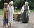 Bild: Marianne Moosburger
Gretl Mildner (rechts) war eine begeisterte Mitspielerin, wie hier bei den historischen Szenen auf dem Frohnberg. Jetzt ist das Hahnbacher Original im Alter von 86 Jahren gestorben.