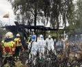 Bild: Gabi Schönberger
Feuerwehrleute und ein Team zur Spurensicherung begehen den Brandort beim Eschenbacher Rußweiher. Dort ist am Dienstagmorgen auf einem Campingplatz ein Feuer ausgebrochen. Eine Person starb.