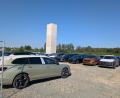 Bild: wüw
Um den oft fotografierten Lippert-Aufzugschacht stehen heute Autos. Die Insolvenz des Maschinenbauers verhinderte die Fertigstellung der geplanten Gebäude. Aktuell nutzt die DADG die Fläche als Stellplatz.