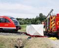 Bild: Ralf Hettler/dpa
Auch die Feuerwehr war nach dem Unfall im Einsatz.
