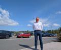 Bild: Wolfgang Würth
Josef Ritter vor seinem Firmensitz in Eschenbach. Autos sind hier überall.