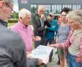 Archivbild: Heidi Franitza
Peter Zahn ist ein vehementer Verfechter für Klima- und Naturschutz in Sulzbach-Rosenberg – und bekannt dafür, sich in Details einzuarbeiten. Hier leitet er (Zweiter von links) eine Besprechung zu Ausgleichsflächen für das Industriegebiet Ost in Sulzbach-Rosenberg.