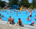 Bild: Josef Rosner
Dieses Jahr feiert das Freibad Mitterteich 50. Geburtstag. Am bisher heißesten Tag in diesem Jahr, am Samstag, 27. Juni, wurden mehr als 2500 Badebesucher gezählt.