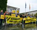 Bild: Jens Kalaene/dpa
Vertreter mehrerer Städte und Kommunen demonstrieren mit Schildern und Bannern für finanzielle Unterstützung in Berlin.