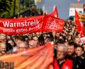 Bild: Focke Strangmann/dpa
Protest gegen den Sparkurs bei Mercedes-Benz. (Archivbild)