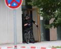 Bild: Karl-Josef Hildenbrand/dpa
Spezialkräfte durchsuchen die Schule.