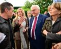 Bild: Sebastian Gollnow/dpa
Steinmeier traf hier etwa den Moderator Klaas Heufer-Umlauf.