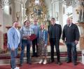 Bild: Landratsamt Tirschenreuth/Wolfgang Fenzl
Landrat Hubert Schicker (links) überreicht den Spendenscheck an Stadtpfarrer Oliver Pollinger (Zweiter von rechts) und Vertreter der Kirchenstiftung. Die Initiative für die Spende ging von Max Zintl (Zweiter von links) aus.