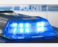 Bild: Friso Gentsch/dpa
Nach einem Angriff auf einen Schüler am Zaun eines Sportgeländes fahndet die Polizei nach den flüchtigen Tätern. (Symbolbild)