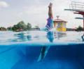 Bild: Jana Bauch/dpa/dpa-tmn
Die beiden Schwimmer zogen die Frau aus dem Wasser. (Symbolbild)